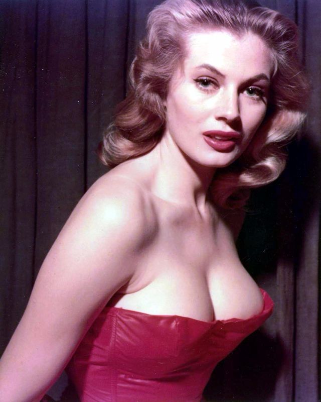 23 Glamorous Pictures Of Anita Ekberg From The 1950S And '60S