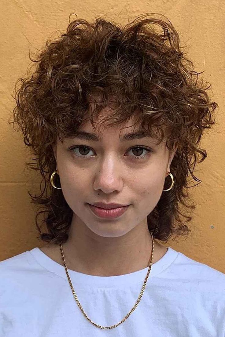 26 Flawless Ways to Get Curly Hair Mullets for Playful Women