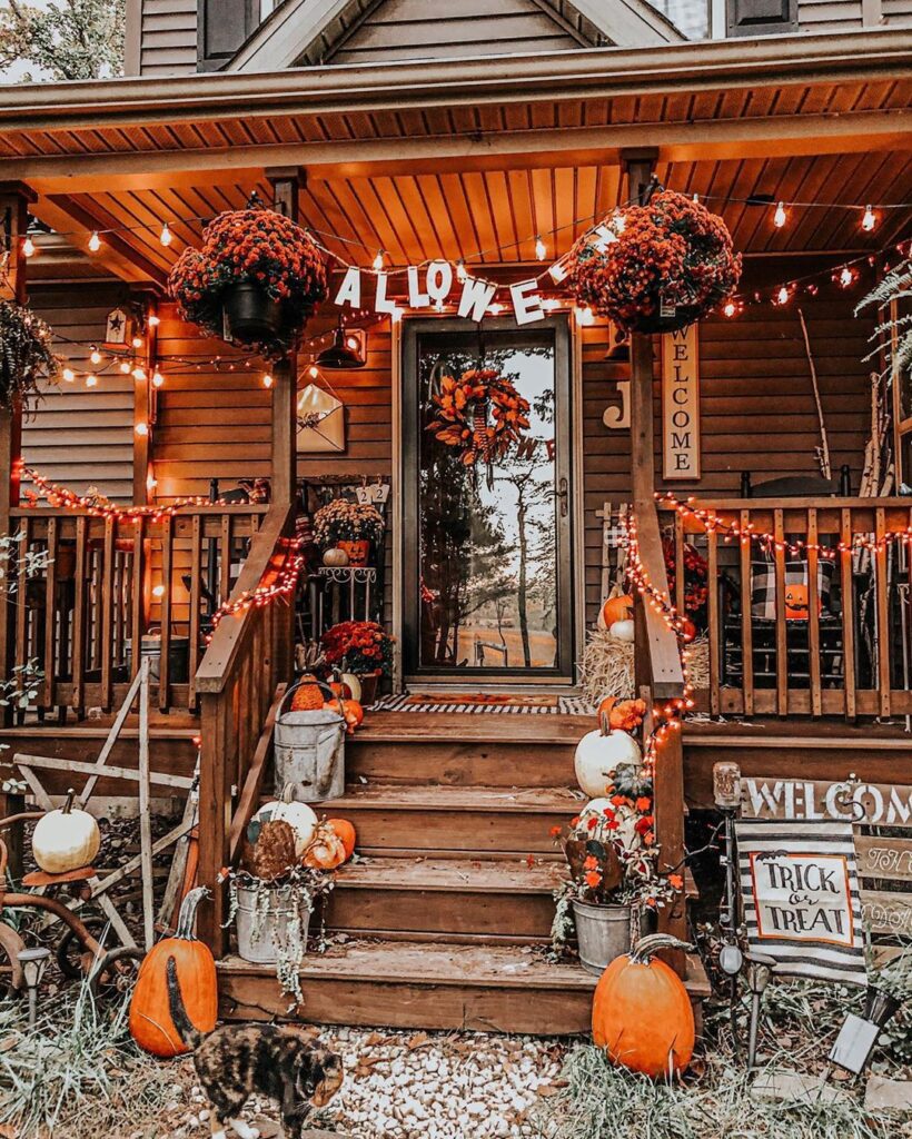 7 Lovely Fall Porch Decor Essentials (With Beautiful Photos)