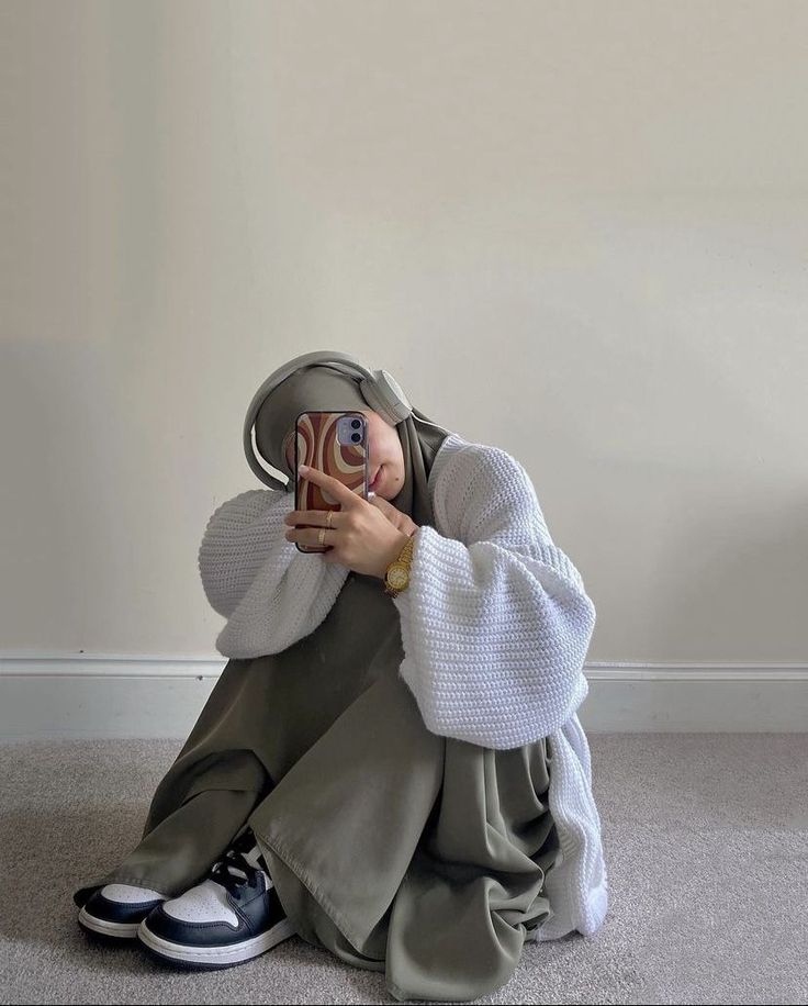 Hijab with casual dresses, Street style hijab HD Wallpaper