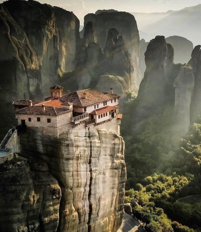 How to get to Meteora (Travel Guide)