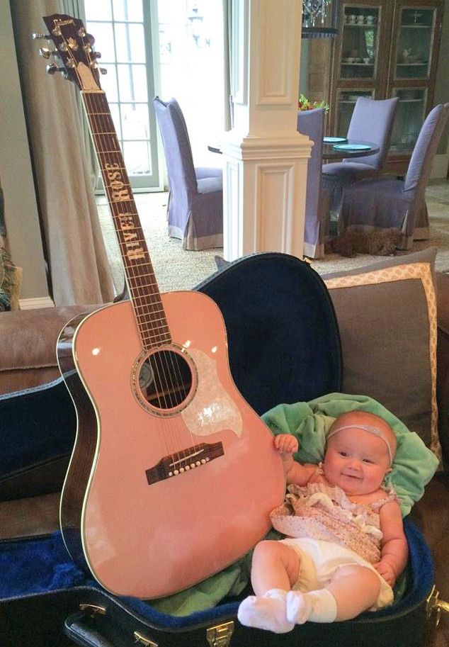 Kelly Clarkson Shares New Of Baby River Rose And