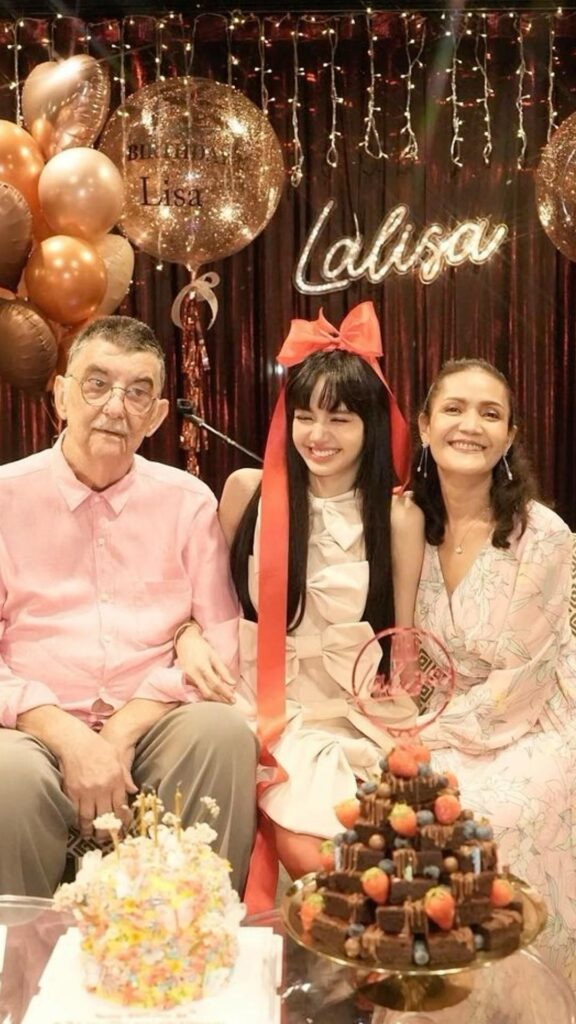 Lili With Her Daddy &Amp; Mommy 🥹❤️ || Happy Belated Birthday Lalisa 🎂🎀💛