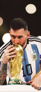 Lionel Messi bes,o la dorada  Images