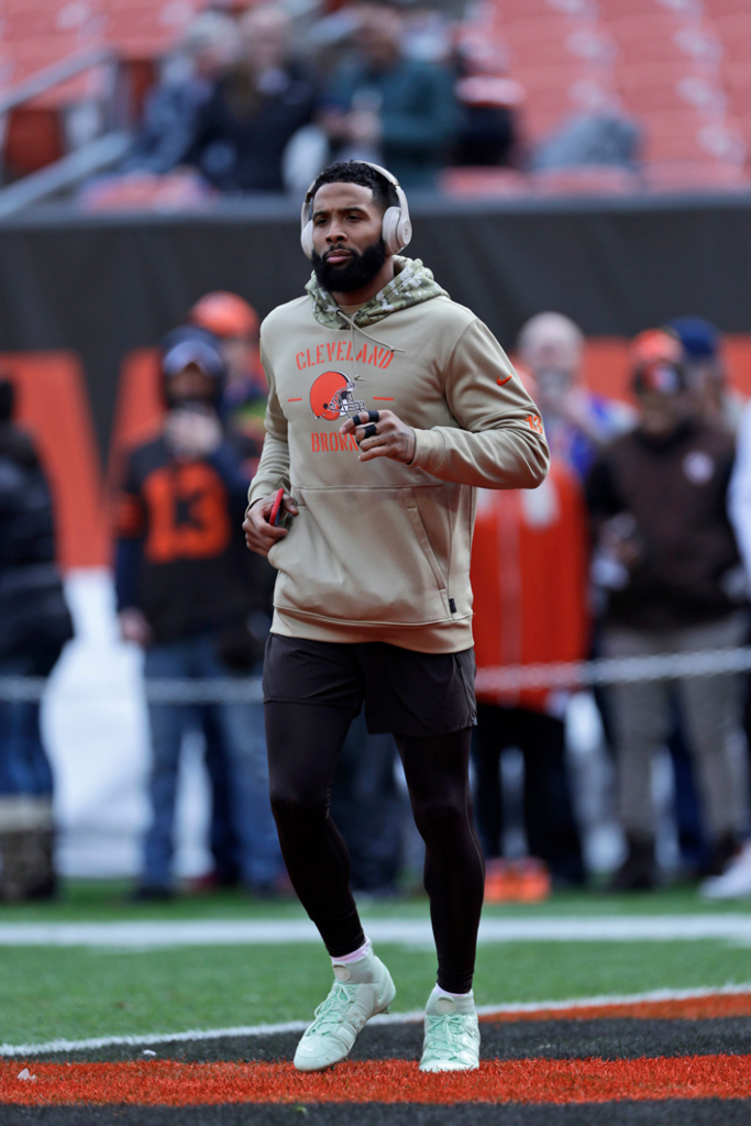 Odell Beckham Jr. Wears Nike Cleats To Warm Up