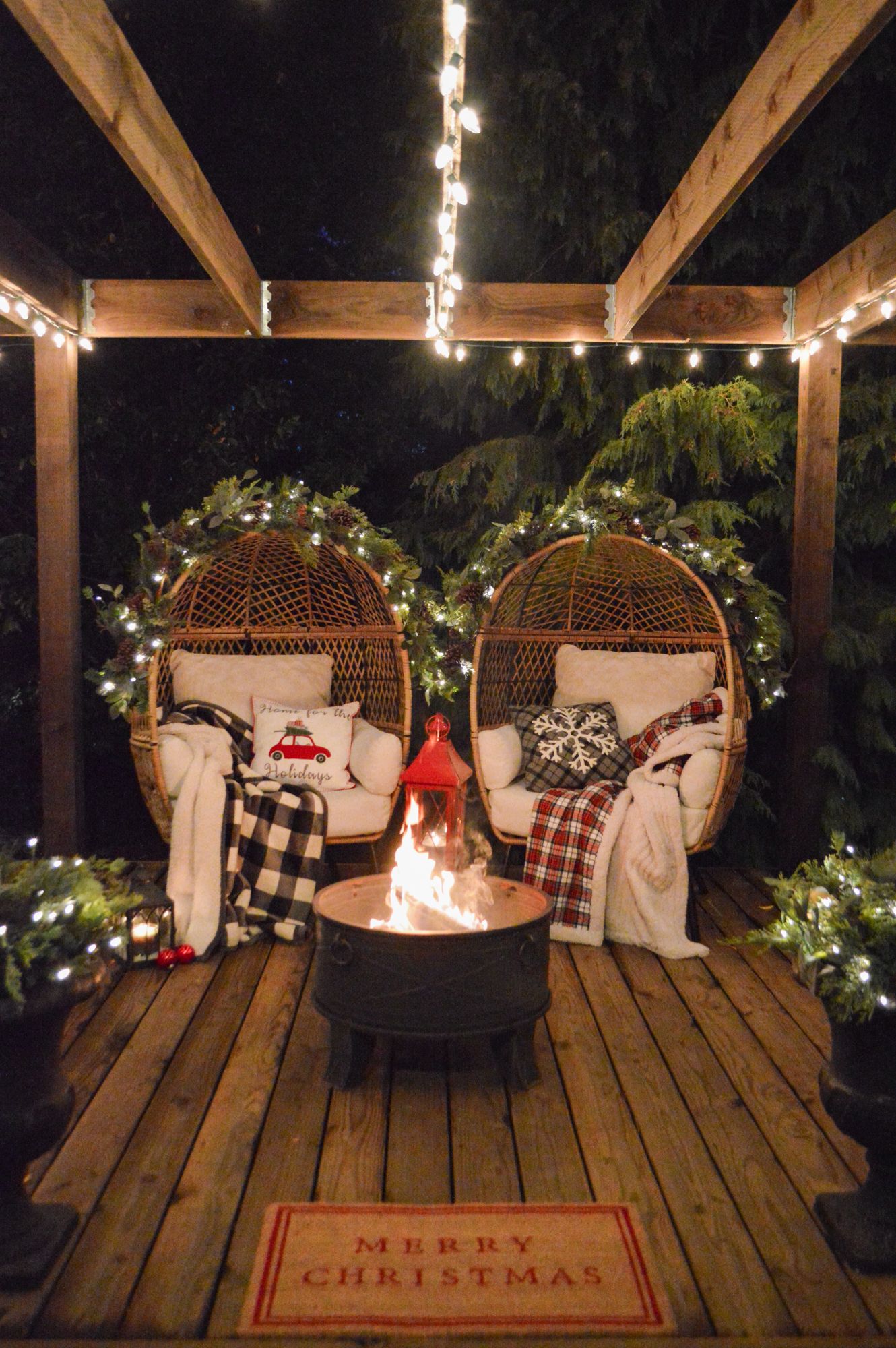 Outdoor Christmas Decorating Ideas (plus a deck & pergola peek!)