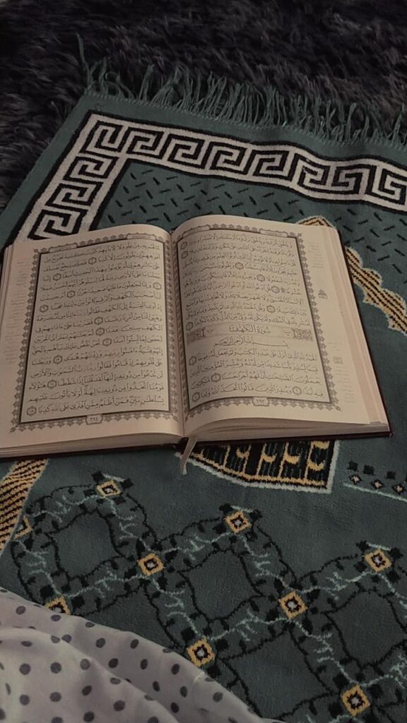 Praying | Islamic Images, Quran, Islamic Images Iphone