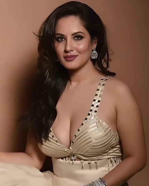 Sexy Pooja Banerjee