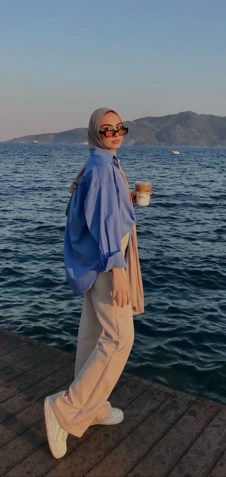 Tampilan Outfit Hijab Feminim dan Simpel HD Wallpaper