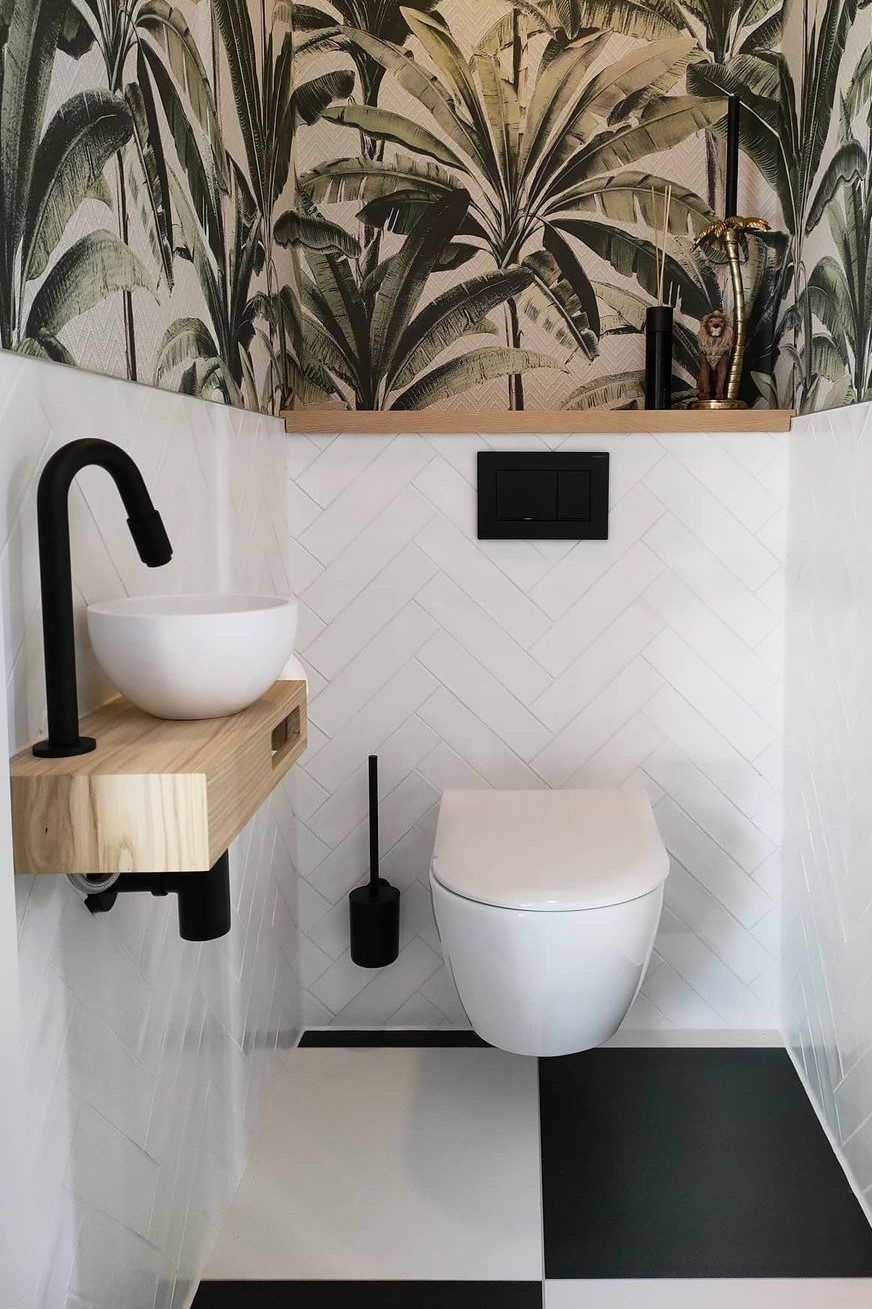 Toilet met botanisch/jungle behang en witte visgraat tegels