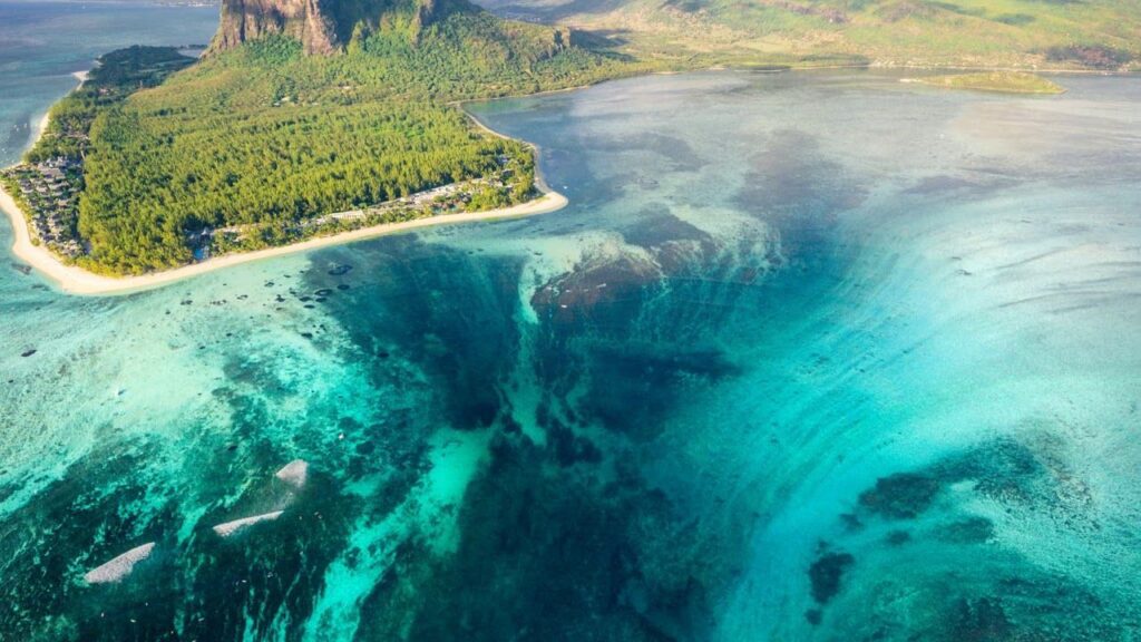 Underwater Waterfall @ Le Morne - Mauritius [Edit]
